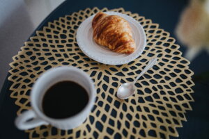 Café et croissant in France